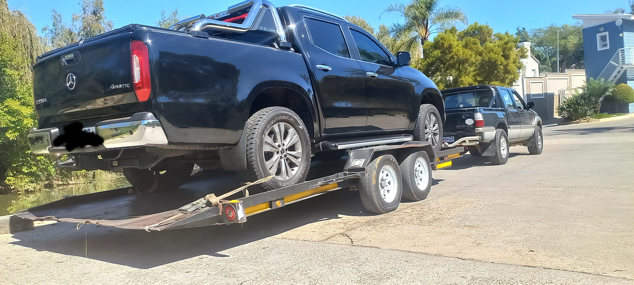 Towing company Cresta truck near